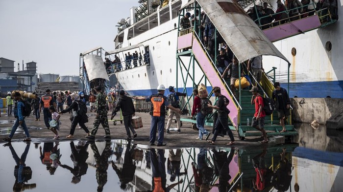 Arus mudik Pelabuhan Tanjung Emas Sejumlah penumpang Kapal Motor (KM) Awu berjalan keluar di dermaga Terminal Penumpang Pelabuhan Tanjung Emas Semarang, Jawa Tengah, Kamis (20/3/2025). PT Pelni mencatat sebanyak 1.074 pemudik dari Kumai, Kalimantan Tengah turun di pelabuhan Tanjung Emas Semarang menggunakan kapal tersebut. ANTARA FOTO/Aprillio Akbar/nym.