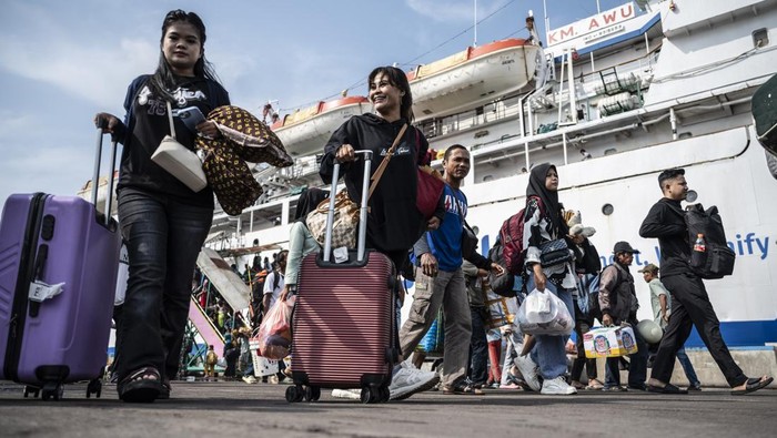 Arus mudik Pelabuhan Tanjung Emas Sejumlah penumpang Kapal Motor (KM) Awu berjalan keluar di dermaga Terminal Penumpang Pelabuhan Tanjung Emas Semarang, Jawa Tengah, Kamis (20/3/2025). PT Pelni mencatat sebanyak 1.074 pemudik dari Kumai, Kalimantan Tengah turun di pelabuhan Tanjung Emas Semarang menggunakan kapal tersebut. ANTARA FOTO/Aprillio Akbar/nym.