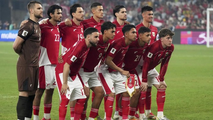 Indonesian players pose for a photo before their soccer World Cup qualifying match against Australia at the Sydney Football Stadium, Sydney, Australia, Thursday, March 20, 2025. (AP Photo/Mark Baker)