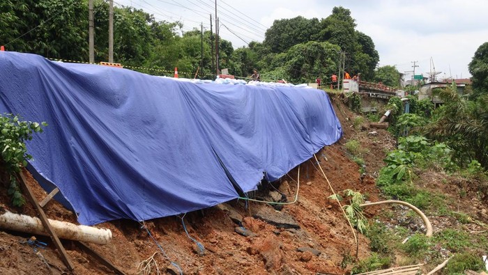 Bahu jalan yang longsor di Muara Beliti.