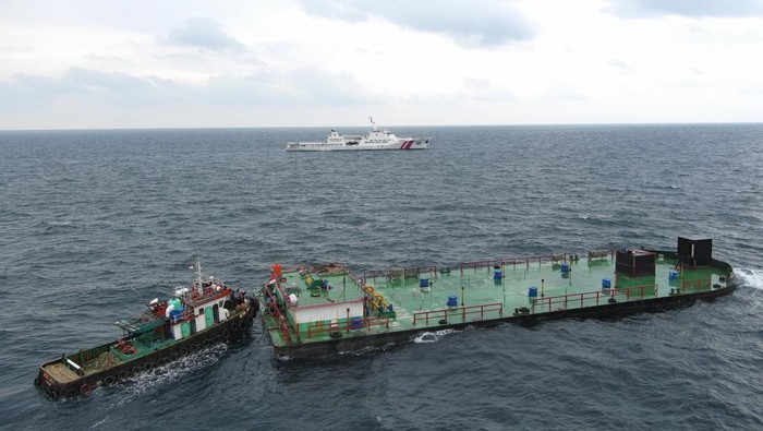 Bakamla RI melalui unsur Kapal Negara (KN) Tanjung Datu-301 melaksanakan operasi penyelamatan terhadap ABK 2 kapal yang tenggelam di Kepulauan Seribu. (dok Bakamla)