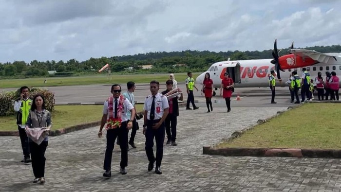 Pesawat Wings Air mendarat perdana di Bandara Aroeppala, Kabupaten Kepulauan Selayar, Kamis (20/3/2025).