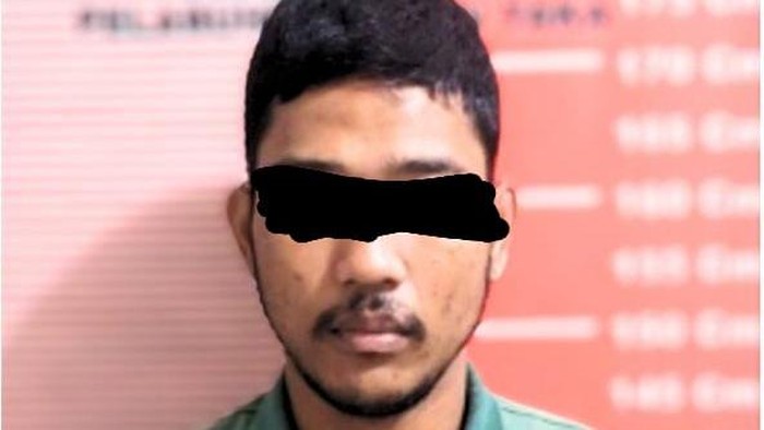 Bastian (25), pelaku penggelapan barang-barang ibu kandung di toko.