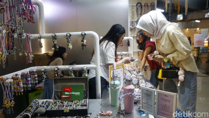 Berburu Produk Kecantikan Jelang Lebaran Sejumlah pengunjung memadati Nah Oh Beauty Festival 2025 yang berlangsung di Pasar Raya Blok M, Jakarta, Kamis (20/3/2024). Nah Oh Beauty Festival 2025 hadir untuk memanjakan para beauty enthusiast, fashionista, dan pecinta kuliner Jakarta untuk merasakan langsung sensasi belanja offline ini.