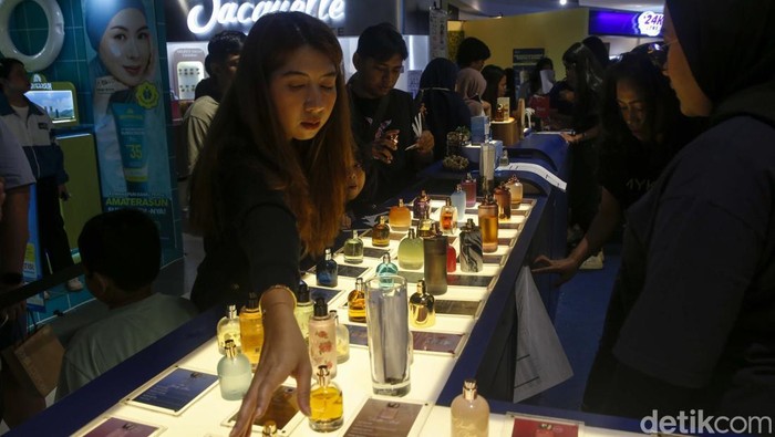 Sejumlah pengunjung memadati  Nah Oh Beauty Festival 2025 yang berlangsung di Pasar Raya Blok M, Jakarta, Kamis (20/3/2024). Nah Oh Beauty Festival 2025 hadir untuk memanjakan para beauty enthusiast, fashionista, dan pecinta kuliner Jakarta untuk merasakan langsung sensasi belanja offline ini.