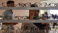 Seorang pengunjung melihat-lihat kacamata yang dipamerkan di Nah Oh Beauty Festival 2025.  