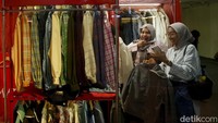Selain perhiasan, pameran itu juga menampilkan pakaian.