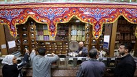 Warga Mesir berbondong-bondong mendatangi toko herbal untuk membeli minuman dan rempah-rempah khusus yang menambah cita rasa pada hidangan berbuka puasa dan sahur selama bulan suci Ramadan.