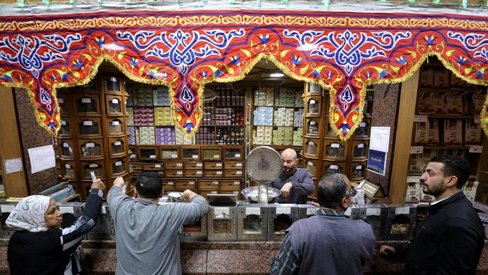 Bisnis Herbal Mesir Meroket Selama Ramadan Customers buy herbs and spices from 'Harraz', a business established in 1939 selling speciality drinks and spices, during the holy month of Ramadan, in Cairo, Egypt March 12, 2025. REUTERS/Mohamed Abd El Ghany