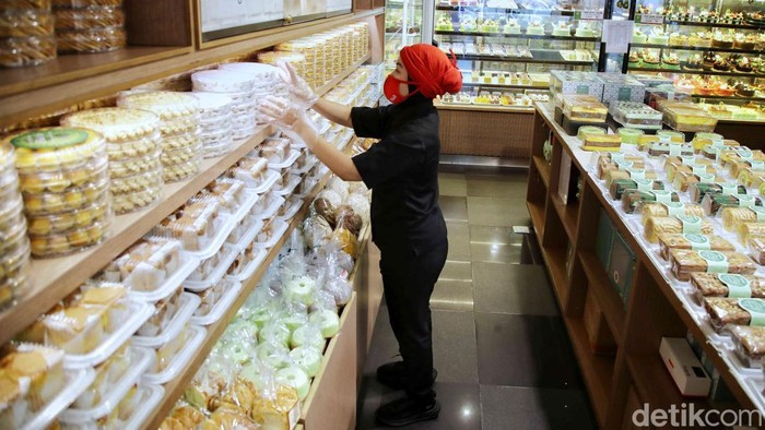 Bisnis Kue Panen Cuan Jelang Lebaran Jelang Lebaran permintaan kue meningkat. Pelaku bisnis kue bertema Idul Fitri pun panen cuan.