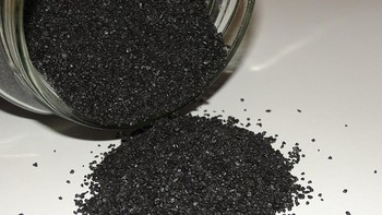 Bubuk mesiu: Penemuan bubuk mesiu merevolusi peperangan, transportasi, dan teknologi, pertama kali ditemukan di China sekitar abad ke-9 M dan cepat menyebar ke seluruh dunia. Bubuk mesiu merevolusi peperangan, memungkinkan peluncuran proyektil dengan kecepatan tinggi dan jarak jauh. Bubuk mesiu juga digunakan untuk menggerakkan roket dan bentuk transportasi lainnya. Selain itu, bubuk mesiu memiliki dampak signifikan pada teknologi, yang mengarah pada penemuan dan inovasi baru dalam metalurgi, kimia, dan fisika. Foto: Wikipedia