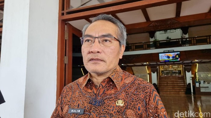 Bupati Bantul, Abdul Halim Muslih saat memberikan keterangan di kompleks Kantor Bupati Bantul, Kamis (20/3/2025).