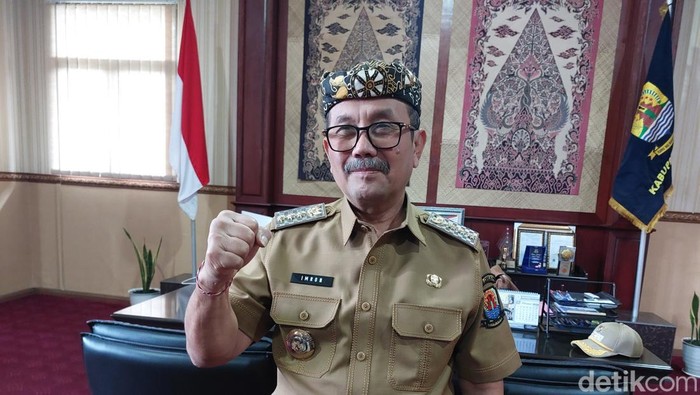 Bupati Cirebon, Imron Rosyadi.