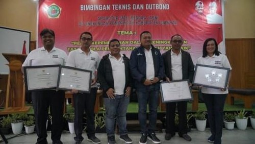 Bupati Gianyar Made Mahayastra (jaket hitam tengah) saat menyerahkan penghargaan kepada para pimpinan perangkat daerah berprestasi. (Dok. Pemkab Gianyar)