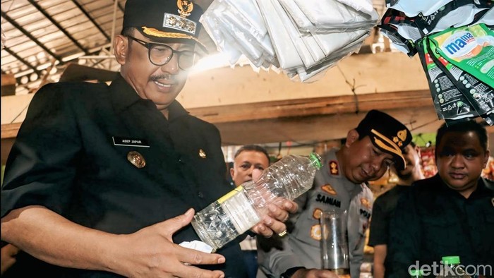 Bupati Sukabumi Asep Japar saat sidak pasar