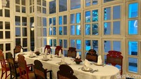 Restoran ini terdiri dari tiga bagian, yaitu cocktail bar, private dining room dan lounge area.  Area private dining room dibuat elegan dengan nuansa serba putih. Foto: detikFood