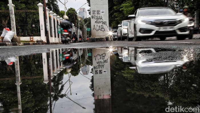 Coretan Tolak RUU TNI di Kawasan Gerbang DPR RUU TNI telah disahkan menjadi UU. Sebagian masyarakat pun meluapkan kekecewaan dalam bentuk coretan di kawasan gedung DPR, Jakarta.