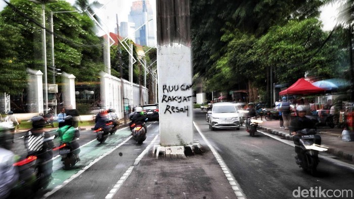 Coretan Tolak RUU TNI di Kawasan Gerbang DPR RUU TNI telah disahkan menjadi UU. Sebagian masyarakat pun meluapkan kekecewaan dalam bentuk coretan di kawasan gedung DPR, Jakarta.
