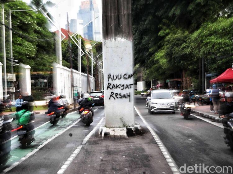 Coretan Tolak RUU TNI Bertebaran di Kawasan Gedung DPR