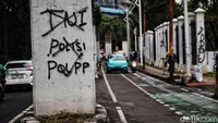 Masyarakat melakukan corat-coret menggunakan cat semprot warna hitam. Masyarakat melakukan corat-coret menggunakan cat semprot warna hitam.