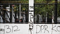 Tidak hanya tiang monorel, dinding pagar gedung DPR juga dicorat-coret. Tidak hanya tiang monorel, dinding pagar gedung DPR juga dicorat-coret.