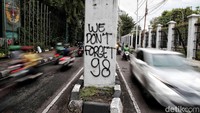 Seperti diketahui, DPR RI resmi mengesahkan Rancangan Undang-Undang tentang Perubahan atas Undang-Undang Nomor 34 Tahun 2004 tentang Tentara Nasional Indonesia atau RUU TNI menjadi undang-undang. Keputusan ini diambil dalam rapat paripurna yang dihadiri oleh sejumlah menteri.