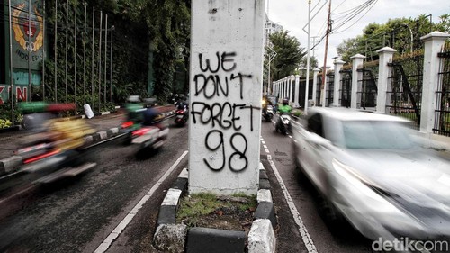 RUU TNI telah disahkan menjadi UU. Sebagian masyarakat pun meluapkan kekecewaan dalam bentuk coretan di kawasan gedung DPR, Jakarta.