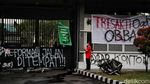 Coretan Tolak RUU TNI Bertebaran di Kawasan Gedung DPR
