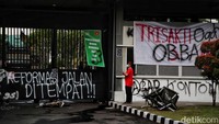 Gerbang Pancasika juga jadi sasaran masyarakat yang kecewa. Gerbang Pancasika juga jadi sasaran masyarakat yang kecewa.