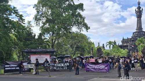 Demo aksi tolak RUU TNI di Denpasar, Kamis (20/3/2025). (Fabiola Dianira)