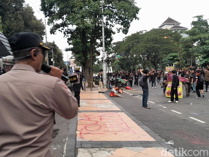 Demo BEM Semarang Raya di Kantor DPRD Jateng, Semarang, Kamis (20/3/2025).