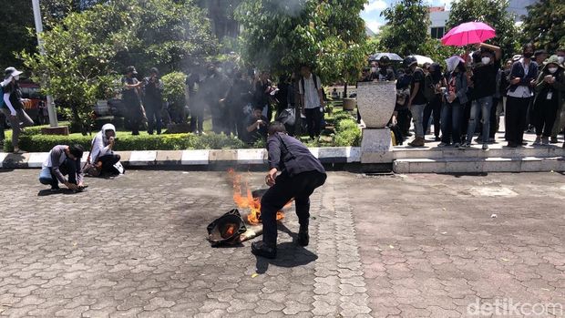 Suasana saat massa Aliansi Jogja Memanggil ditemui Ketua Komisi A DPRD DIY, Eko Suwanto, di Jogja, Kamis (20/3/2025).
