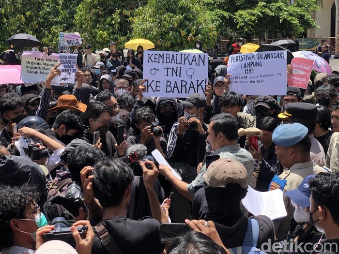 Suasana saat massa Aliansi Jogja Memanggil ditemui Ketua Komisi A DPRD DIY, Eko Suwanto, di Jogja, Kamis (20/3/2025).