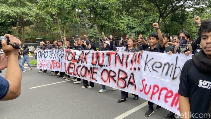 Suasana aksi massa BEM se-Semarang Raya di Jalan Pahlawan, Kelurahan Mugassari, Kecamatan Semarang Selatan, Kota Semarang, Kamis (29/3/2025).