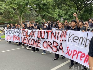 Aliansi BEM Semarang Geruduk Gedung DPRD Jateng, Minta UU TNI Dicabut