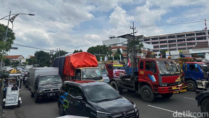 demo sopir truk di dprd jatim surabaya