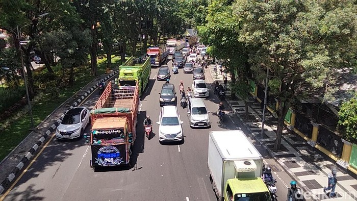 demo sopir truk di surabaya