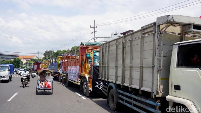 Demo sopir truk di Surabaya
