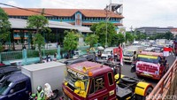 Aksi ini juga sempat membuat sejumlah jalan yang mereka lalui menjadi macet. Meski telah dikawal oleh petugas kepolisian.