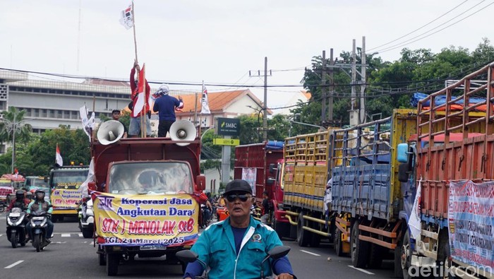 Demo sopir truk di Surabaya