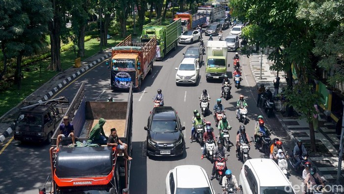 Demo sopir truk di Surabaya Demo sopir truk di Surabaya