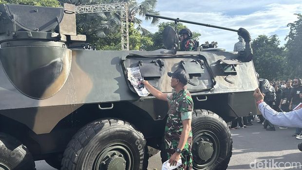 Demo tolak RUU TNI di Surabaya
