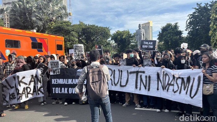 Demo tolak RUU TNI di Surabaya
