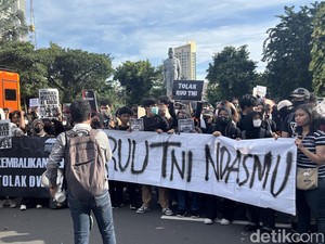 Demo Tolak RUU TNI Warnai Apel Operasi Ketupat 2025 di Surabaya