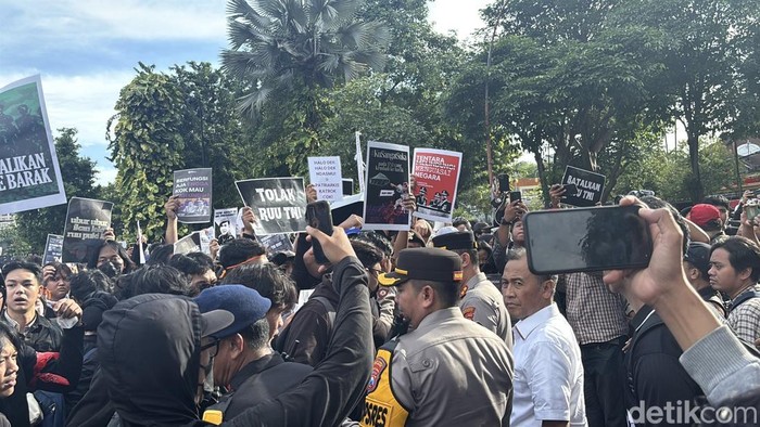 Demo tolak RUU TNI di Surabaya