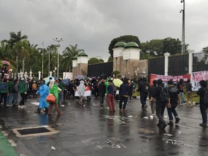 Ada Demo di Depan DPR, Lalin Jalan Gatot Subroto Arah Slipi Dialihkan