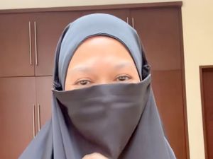 Gaya Baru Donna Harun Tampil Berhijab & Bercadar, Banjir Pujian Netizen