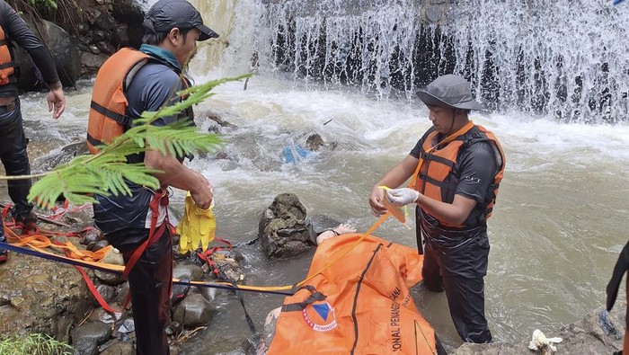 Evakuasi Akbar di Bendungan Katiga, Desa Sangkanurip, Kecamatan Cigandamekar.