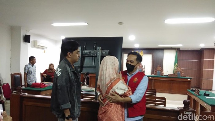 Fenny Frans memeluk suaminya, Mustadir dg Sila yang telah menjalani sidang kasus skincare bermerkuri di PN Makassar.