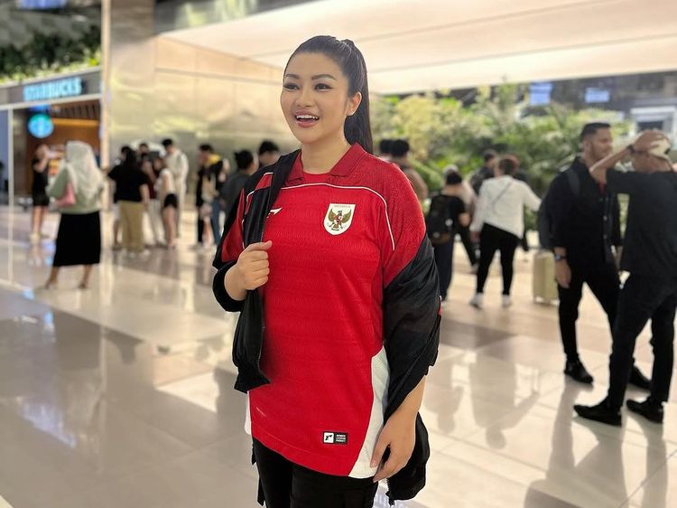 Garuda Calling! Potret Fitri Carlina Dukung Timnas di Australia